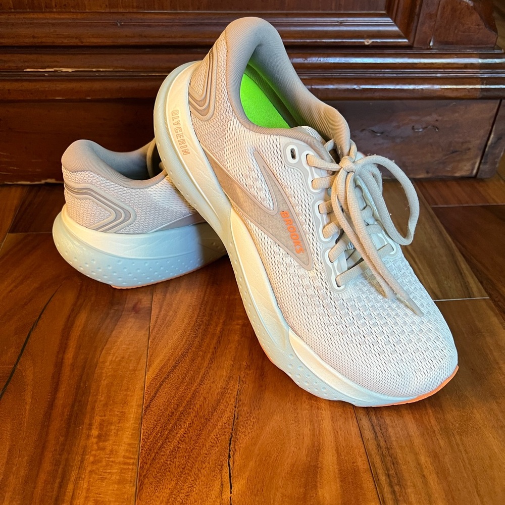 Brand New - Brooks Athletic Shoes in Cream and Green